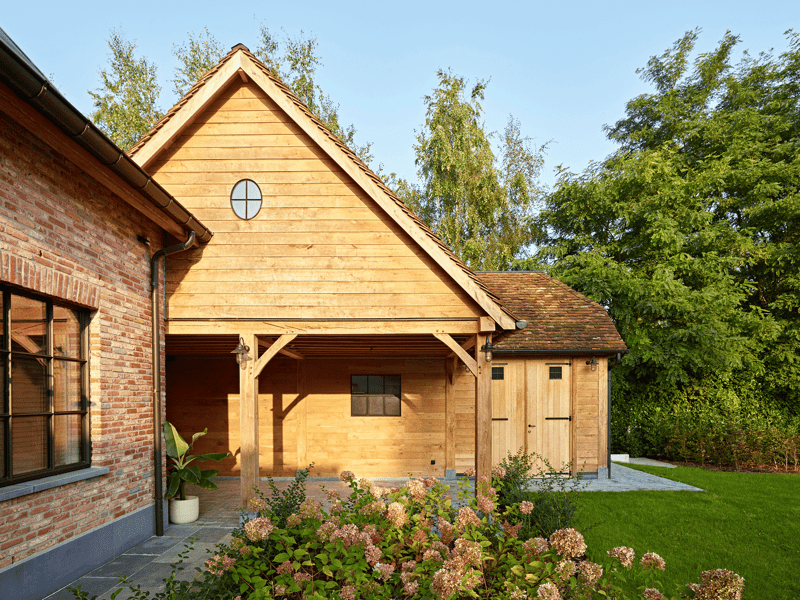 Eiken carport, garage, overdekt terras en tuinberging in 1