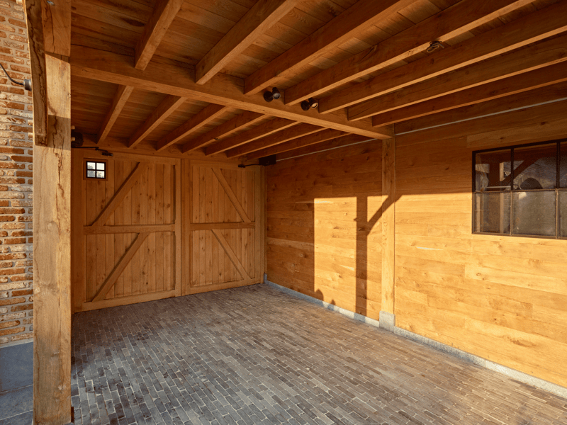 Eiken carport, garage, overdekt terras en tuinberging in 1