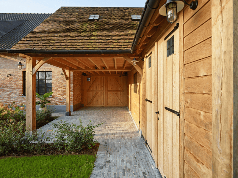 Eiken carport, garage, overdekt terras en tuinberging in 1