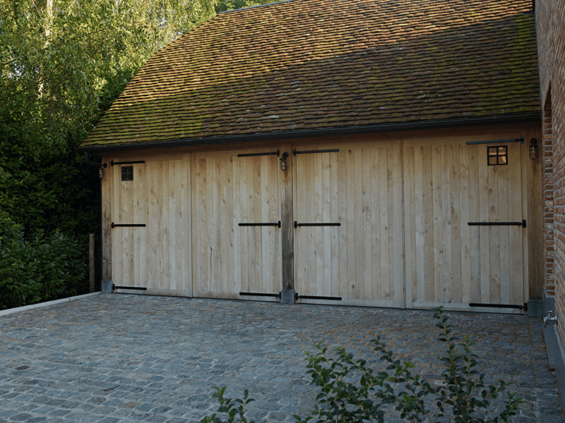 Eiken carport, garage, overdekt terras en tuinberging in 1