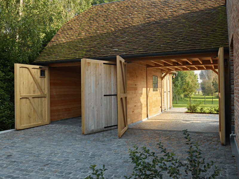 Eiken carport, garage, overdekt terras en tuinberging in 1