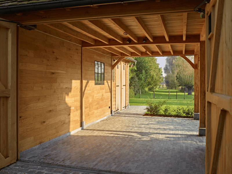 Eiken carport, garage, overdekt terras en tuinberging in 1