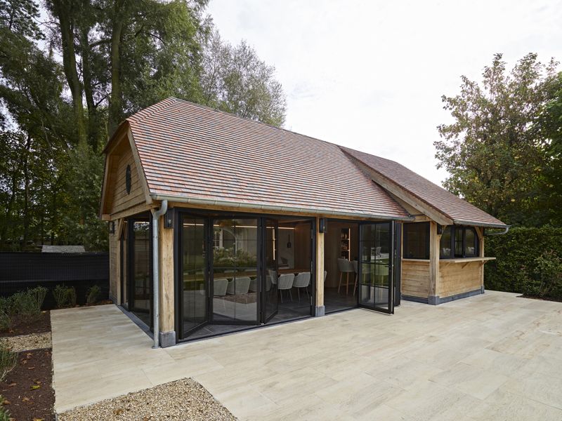 Eiken poolhouse met zwarte keuken in Vichte Anzegem