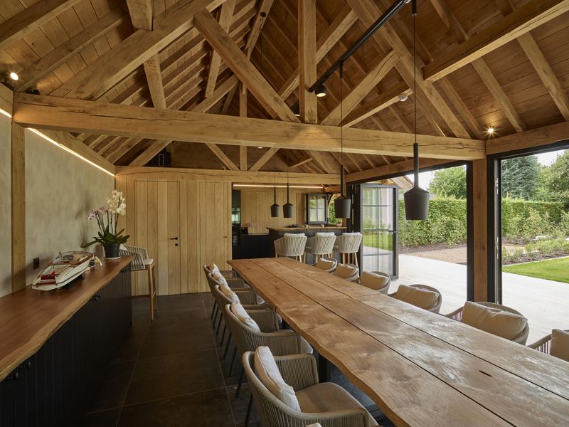 Eiken poolhouse met zwarte keuken in Vichte Anzegem