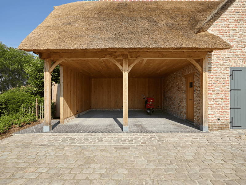 Dubbele carport aanbouw met rieten dak en bovenverdieping