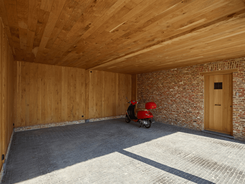 Dubbele carport aanbouw met rieten dak en bovenverdieping