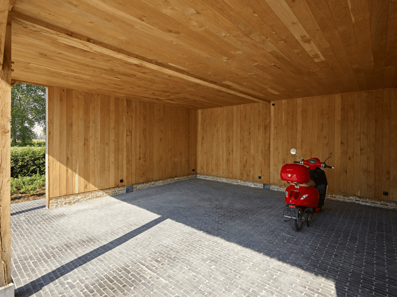 Dubbele carport aanbouw met rieten dak en bovenverdieping